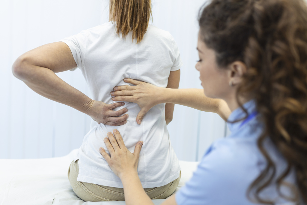 боль в пояснице.jpg physiotherapist-doing-healing-treatment-womans-back-back-pain-patient-treatment-medical-doctor-massage-therapistoffice-syndrome.jpg