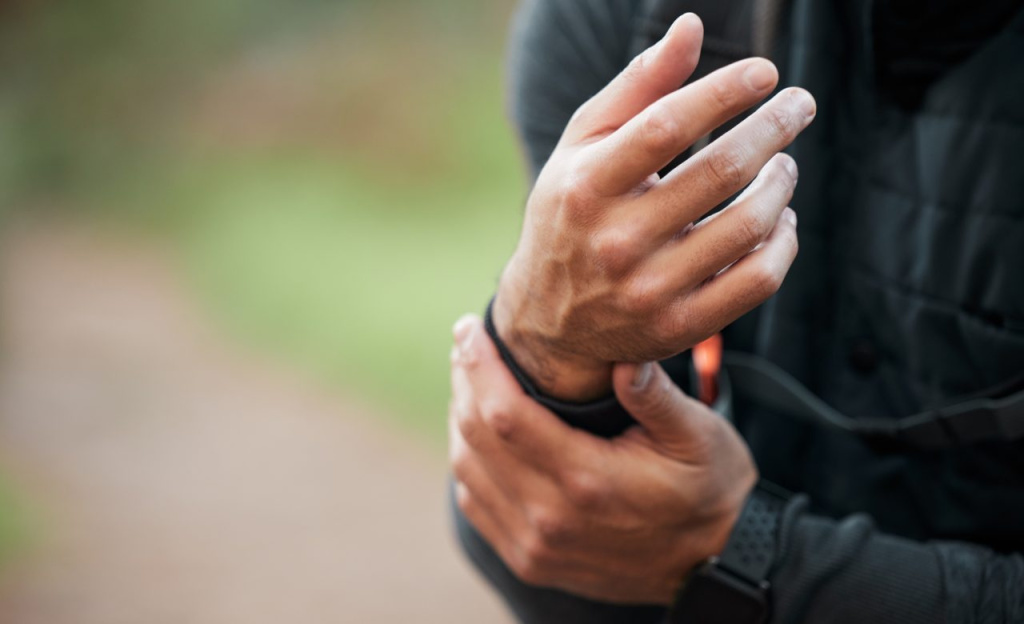 боль в запястье.jpg wrist-pain-hands-man-sports-outdoor-training-with-medical-accident-crisis-problem-with-anatomy-nature-exercise-injury-athlete-with-trauma-muscle-joint-hand-1280x780.jpg